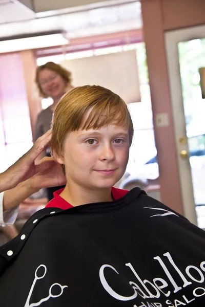 Мальчики в парикмахерской — стоковое фото