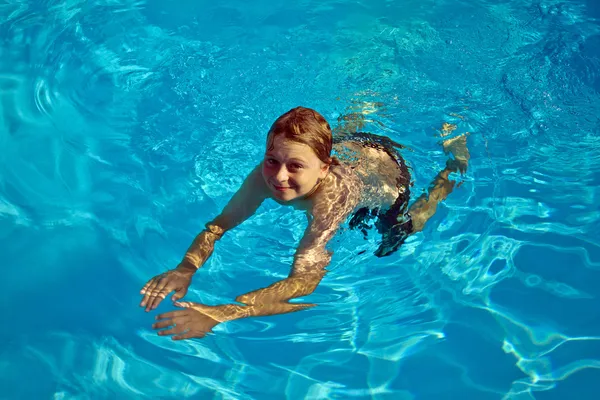 Kind zwemt in het zwembad — Stockfoto