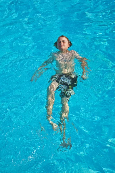 Дитина плаває в басейні і розважається — стокове фото