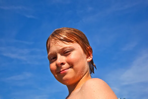 Child has fun in the pool — Stock Photo, Image