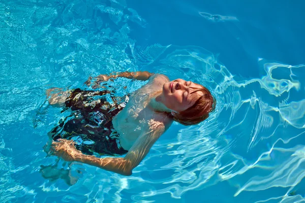Το παιδί διασκεδάζει στην πισίνα. — Φωτογραφία Αρχείου