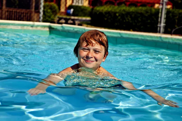 Criança se diverte na piscina — Fotografia de Stock