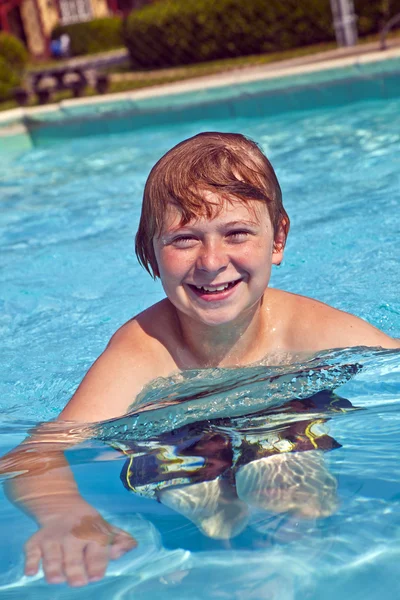 Kind heeft plezier in het zwembad — Stockfoto
