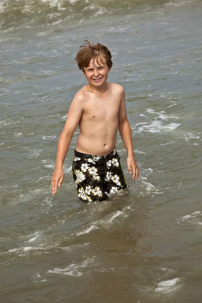 ビーチで幸せな少年 — ストック写真