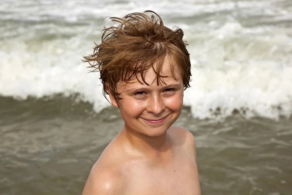 Щасливий хлопчик на пляжі — стокове фото