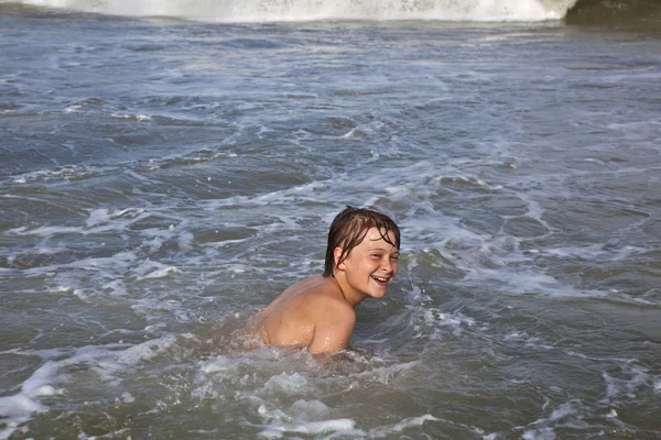 ビーチで幸せな少年 — ストック写真