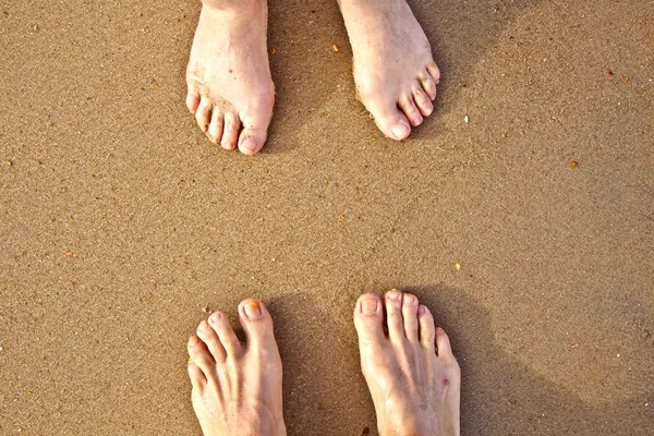 Füße eines Paares am Strand — Stockfoto