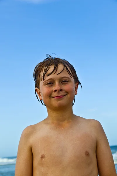 Lycklig pojke på stranden — Stockfoto