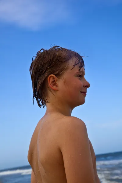 Ευτυχισμένο αγόρι στην παραλία — Φωτογραφία Αρχείου