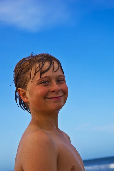 Niño feliz en la playa —  Fotos de Stock