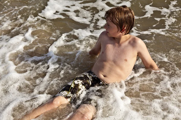 Мальчики наслаждаются прекрасным океаном и пляжем — стоковое фото