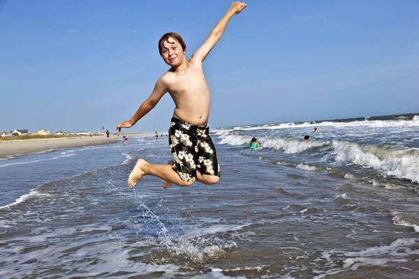 Jumping boy goza do belo oceano — Fotografia de Stock