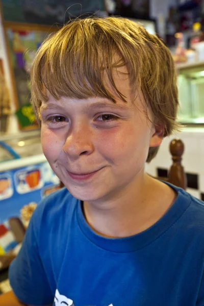 Αγόρι σε ένα diners — Φωτογραφία Αρχείου