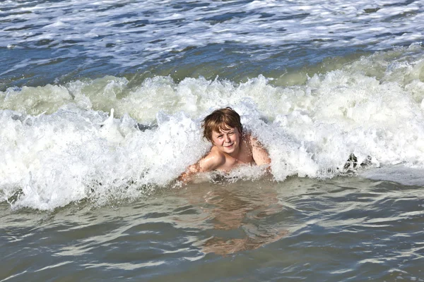 Bambino si diverte tra le onde — Foto Stock
