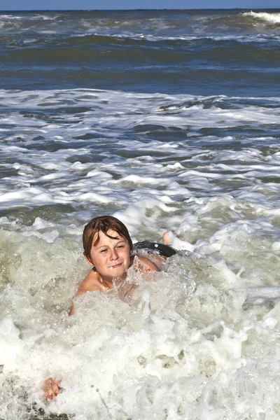L'enfant s'amuse dans les vagues — Photo