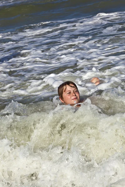 L'enfant s'amuse dans les vagues — Photo