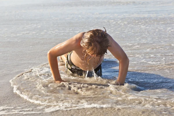 Jongen geniet van het prachtige strand — Stockfoto