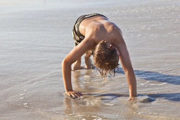 소년 즐기는 아름 다운 해변 — 스톡 사진