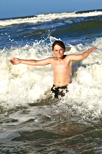 소년 즐기는 아름 다운 해변 — 스톡 사진