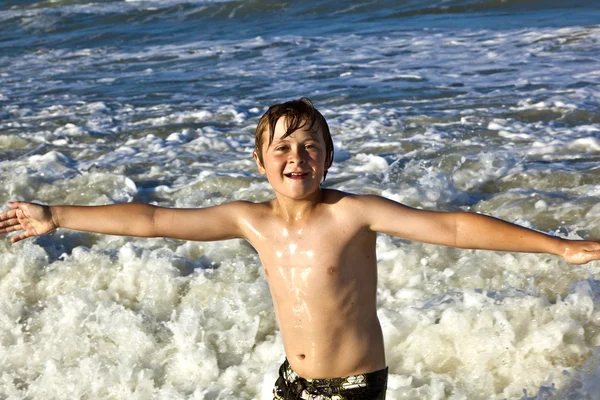 Genç oğlan mavi denizin dalgaları sahiptir — Stok fotoğraf