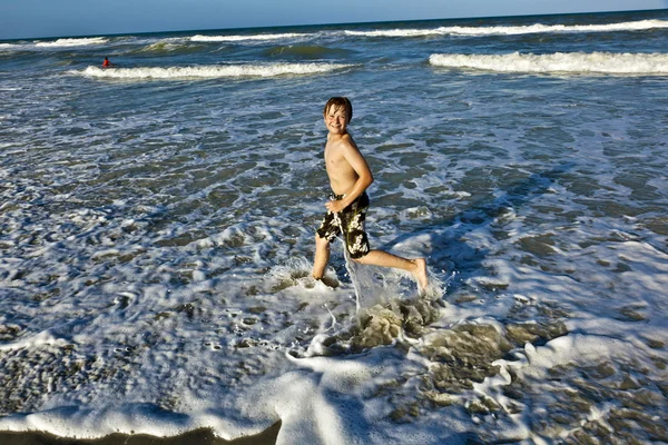 Jovem gosta das ondas do mar azul — Fotografia de Stock
