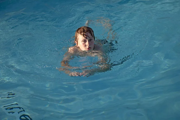 男孩喜欢在游泳池游泳 — 图库照片