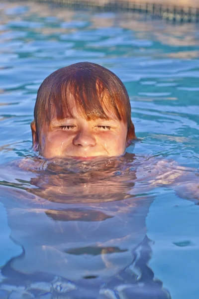 Ребенок веселится в открытом бассейне — стоковое фото