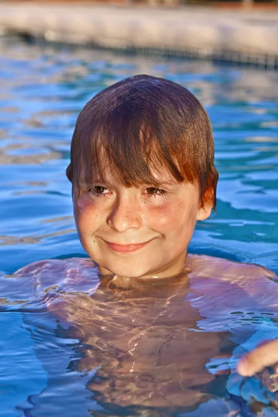 Παιδί έχει διασκέδαση στην εξωτερική πισίνα — Φωτογραφία Αρχείου