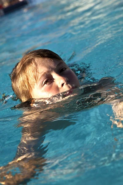 幸せな子供はプールで泳いでいます。 — ストック写真