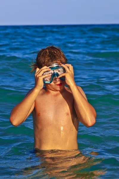 Pojke med dykning mask i havet — Stockfoto
