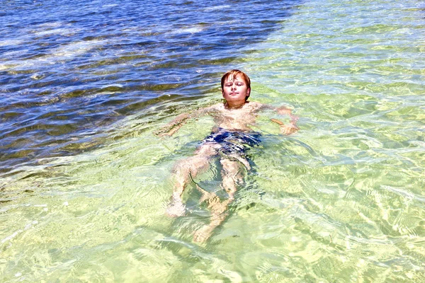 귀여운 소년 수정 같이 맑은 바다에서 재미가 있다 — 스톡 사진