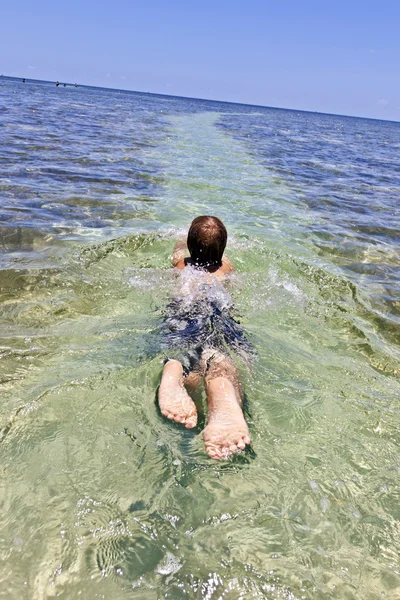 Netter Junge hat Spaß im kristallklaren Meer — Stockfoto