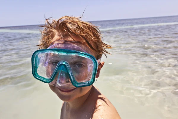 Çocuk dalış maske ile plaja sahiptir — Stok fotoğraf