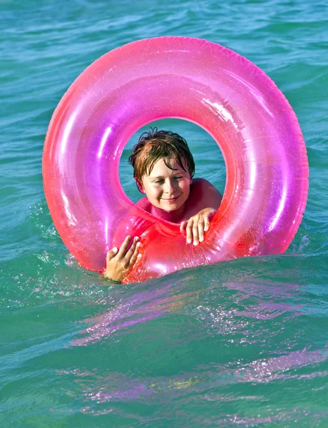 Chlapec v záchranným kruhem má zábavu v ocea — Stock fotografie