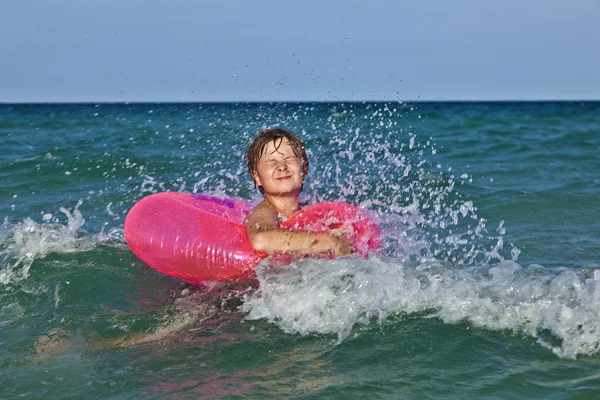 A fiú egy úszni gyűrű már szórakozás a a ocea — Stock Fotó