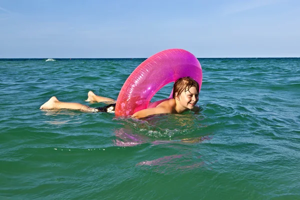 Мальчик в бассейне весело проводит время в океане — стоковое фото