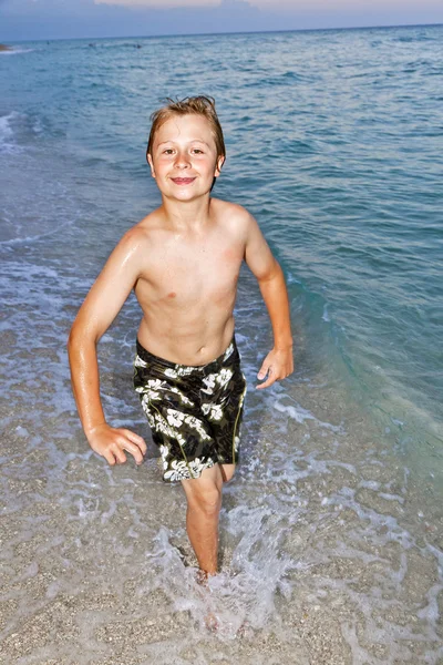 Chico está corriendo en la hermosa playa —  Fotos de Stock
