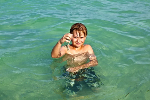 Ragazzo gode l'acqua limpida nell'oceano — Foto Stock