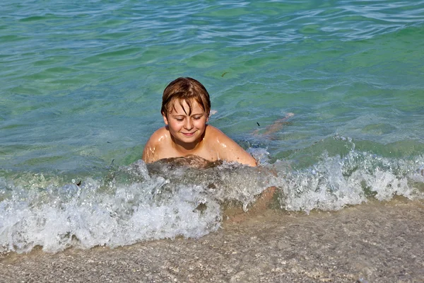 소년이 즐긴다는 바다에 맑은 물을 — 스톡 사진