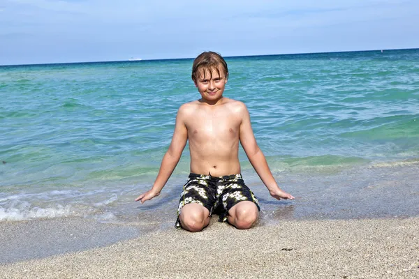Menino goza da água limpa no oceano — Fotografia de Stock