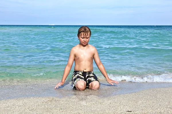 Fiú élvezi a tiszta víz az óceánban — Stock Fotó