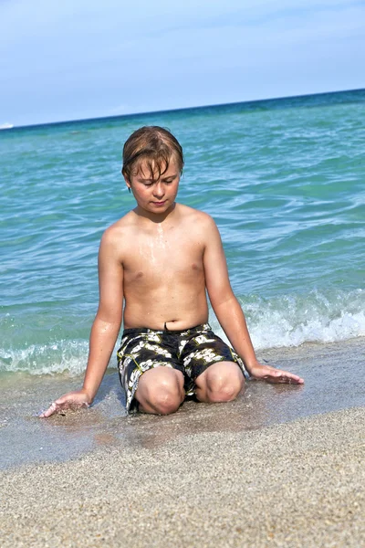 Chłopak cieszy się czystej wody w Oceanie — Zdjęcie stockowe