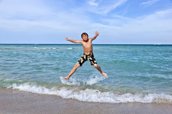 Chłopak cieszy się czystej wody w Oceanie — Zdjęcie stockowe