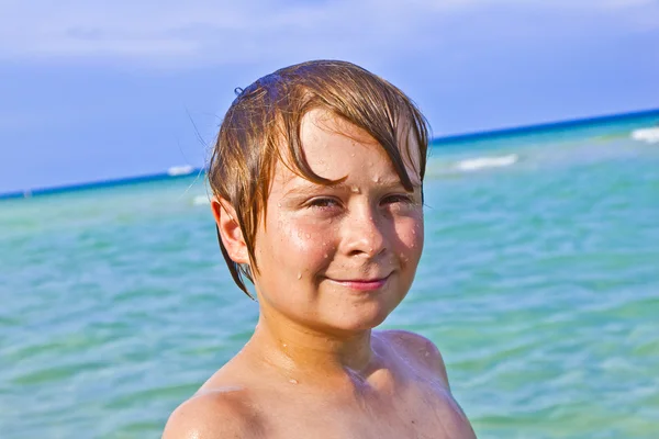 少年は海に澄んだ水を楽しむ — ストック写真