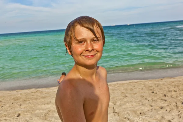 Kumsalda genç çocuk — Stok fotoğraf