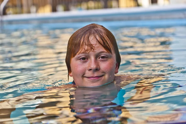 Chico disfruta nadar en la piscina al aire libre — Foto de Stock