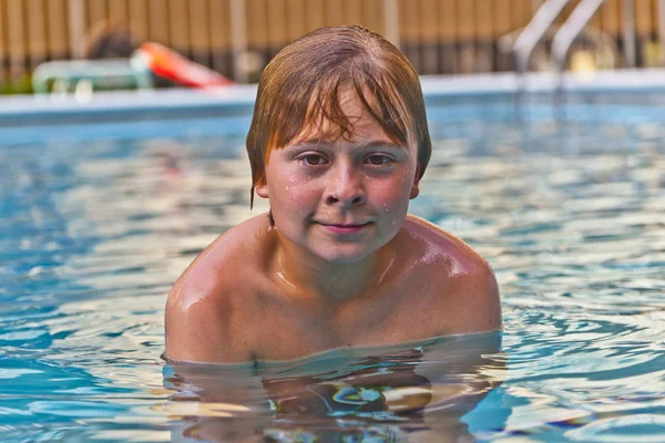 Pojken har simma i utomhuspoolen — Stockfoto