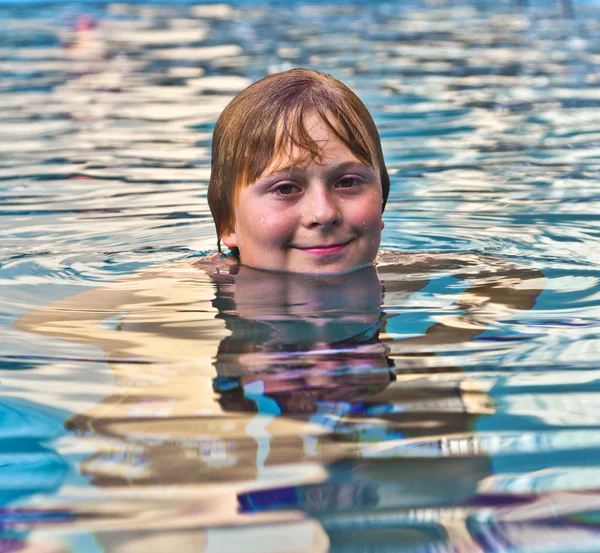 Junge genießt Schwimmen im Freibad — Stockfoto
