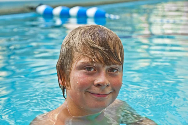 男孩喜欢在室外游泳池游泳 — 图库照片
