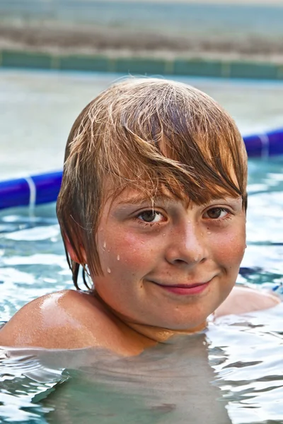 Pojken har simma i utomhuspoolen — Stockfoto